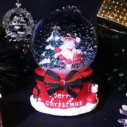 Музыкальный снежный шар «Дед Мороз под ёлкой» (14см, d8см, подсветка RGB, на батарейках)